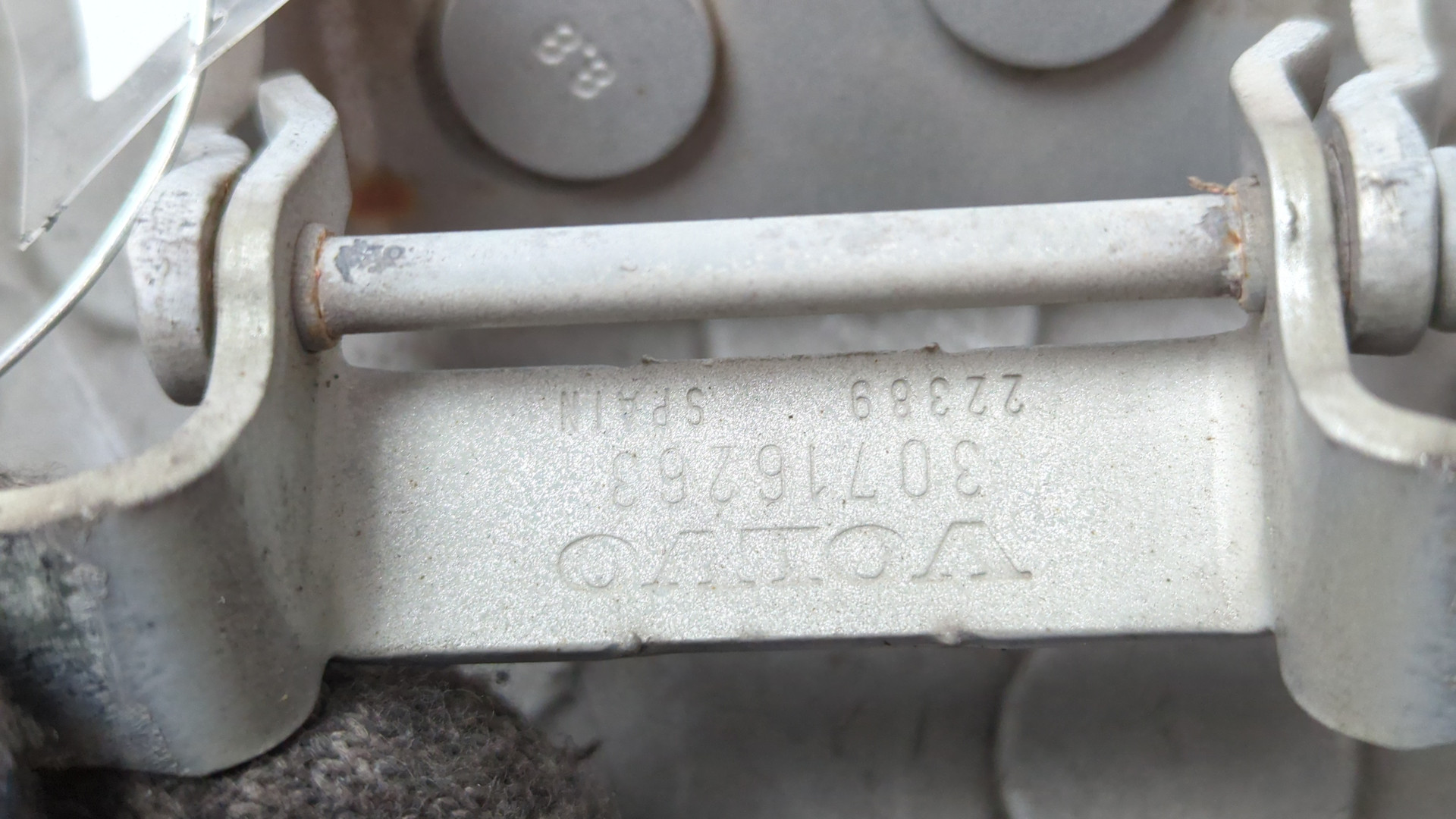 Петля крышки багажника