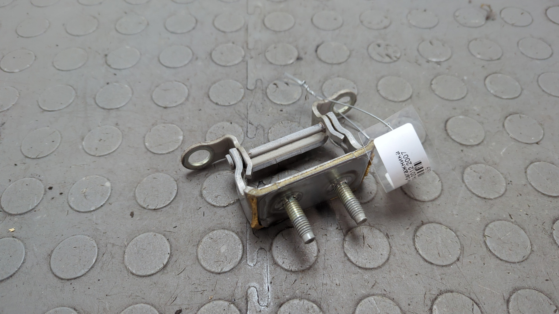 Петля крышки багажника