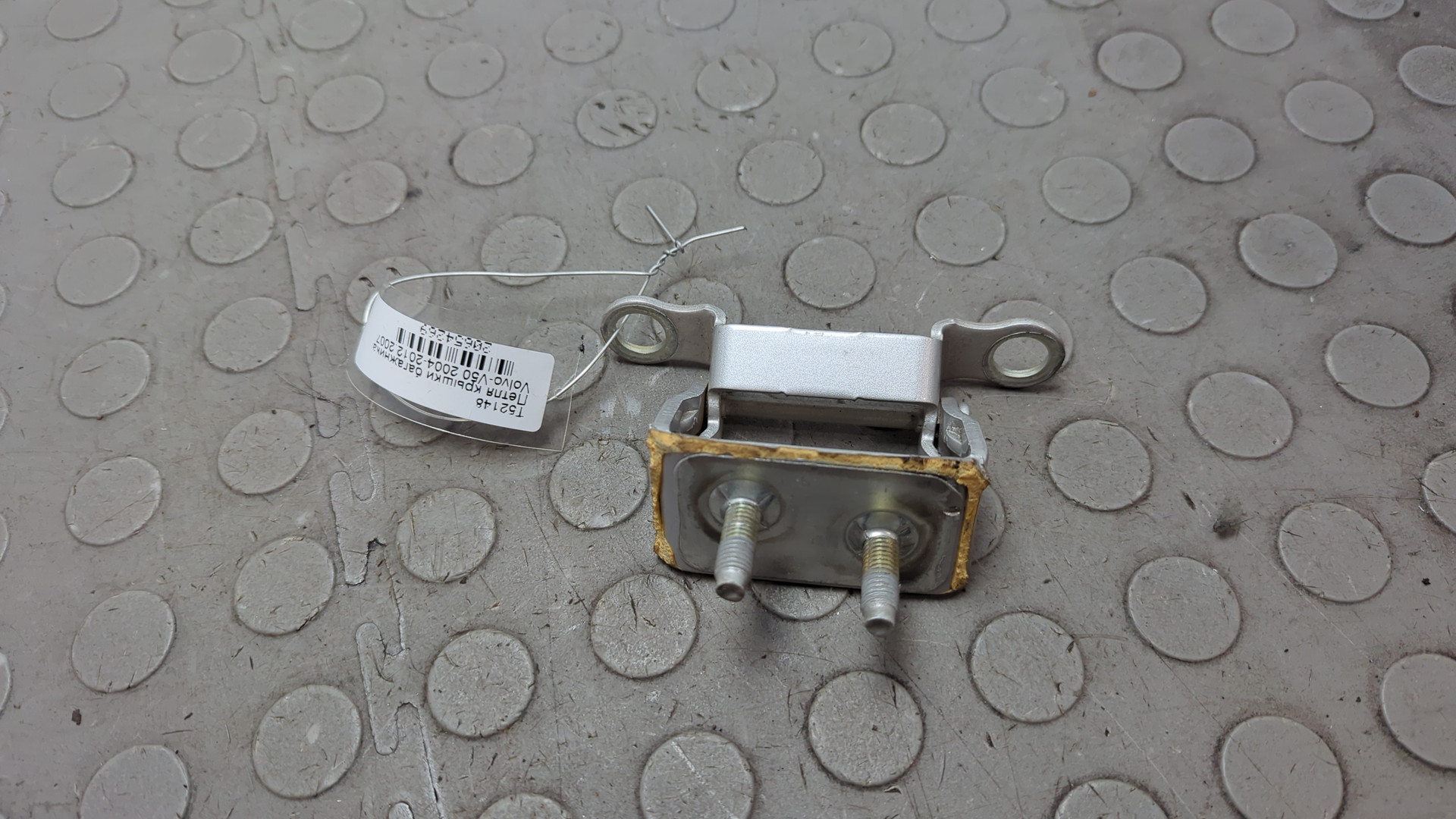 Петля крышки багажника