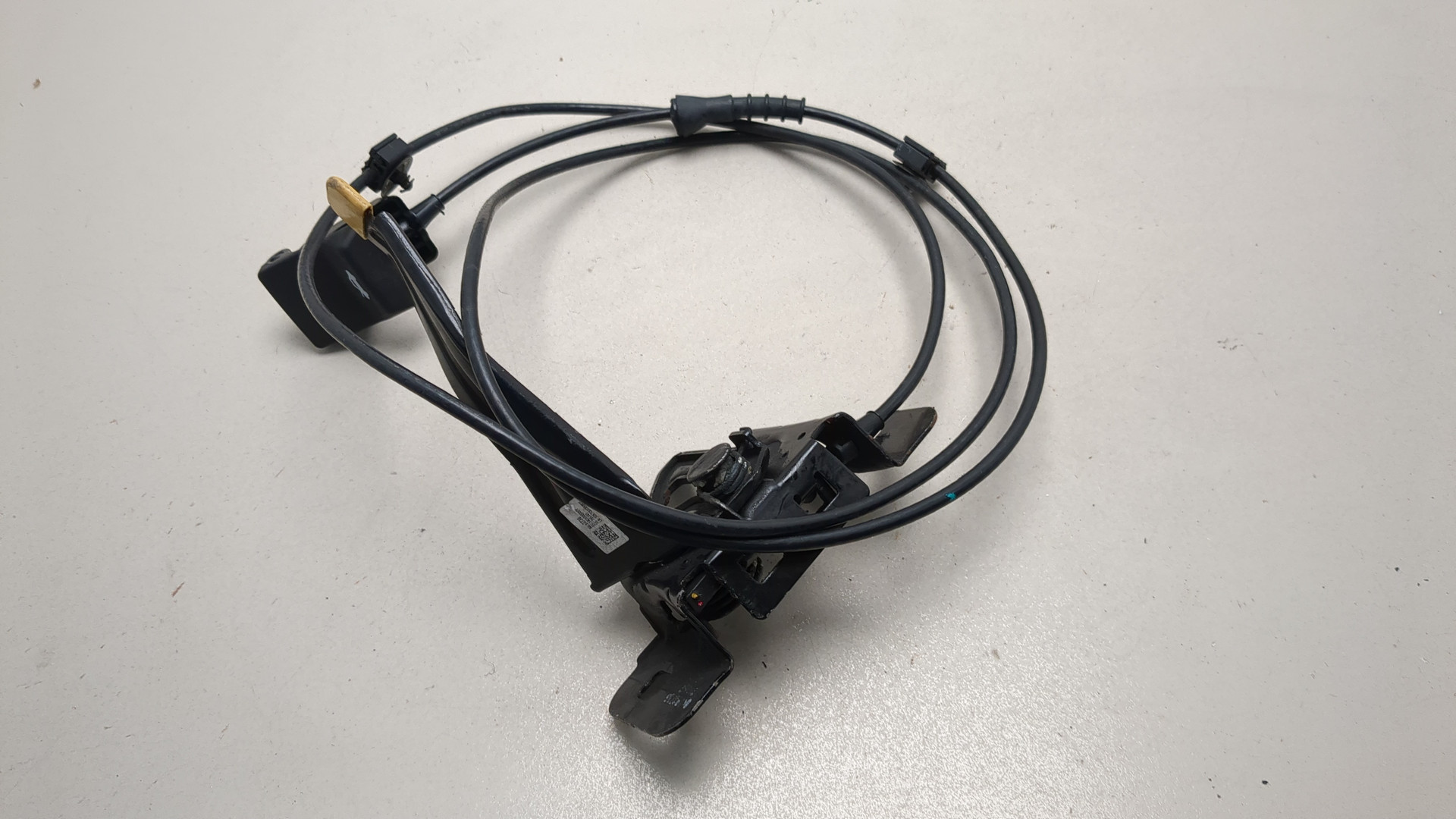 Замок капота