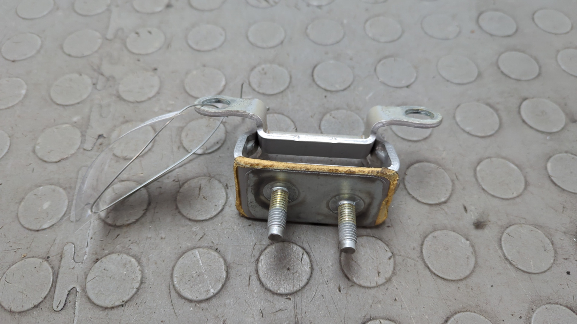 Петля крышки багажника