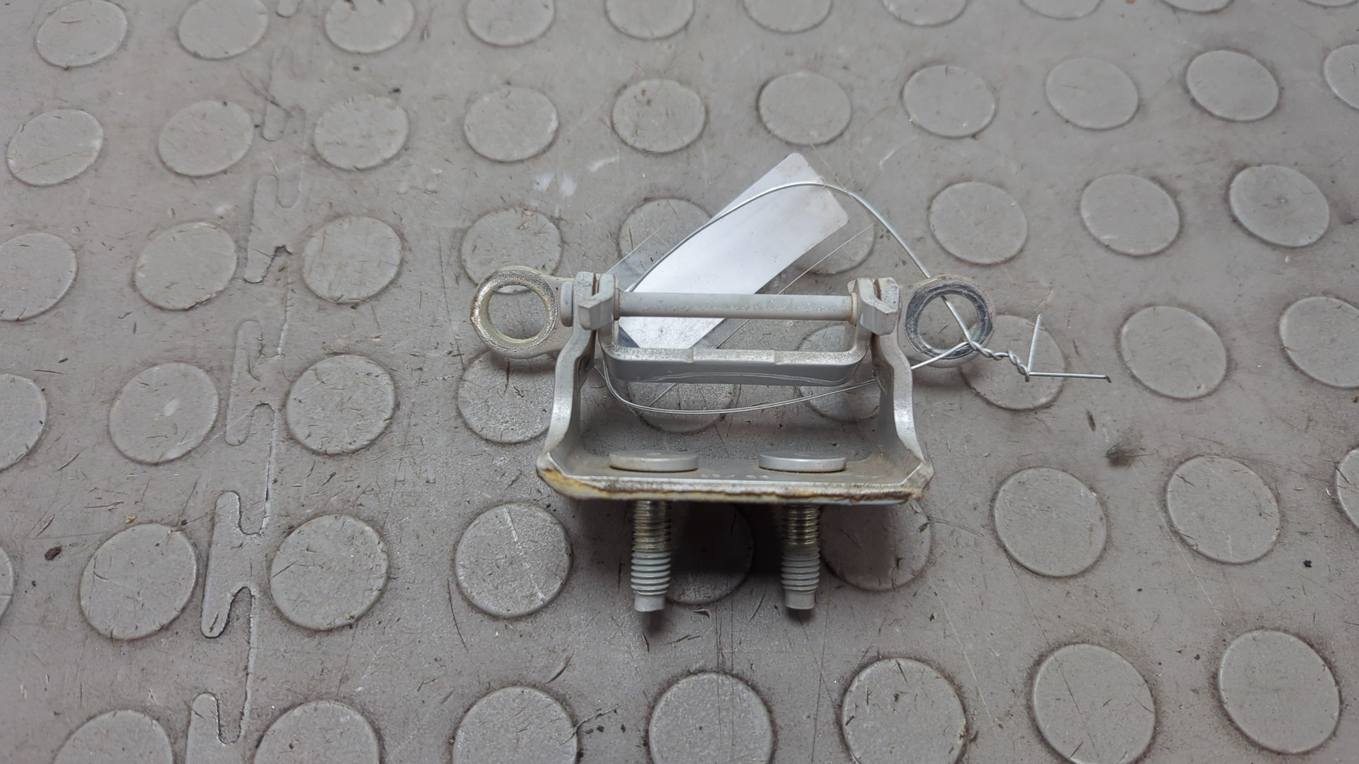 Петля крышки багажника