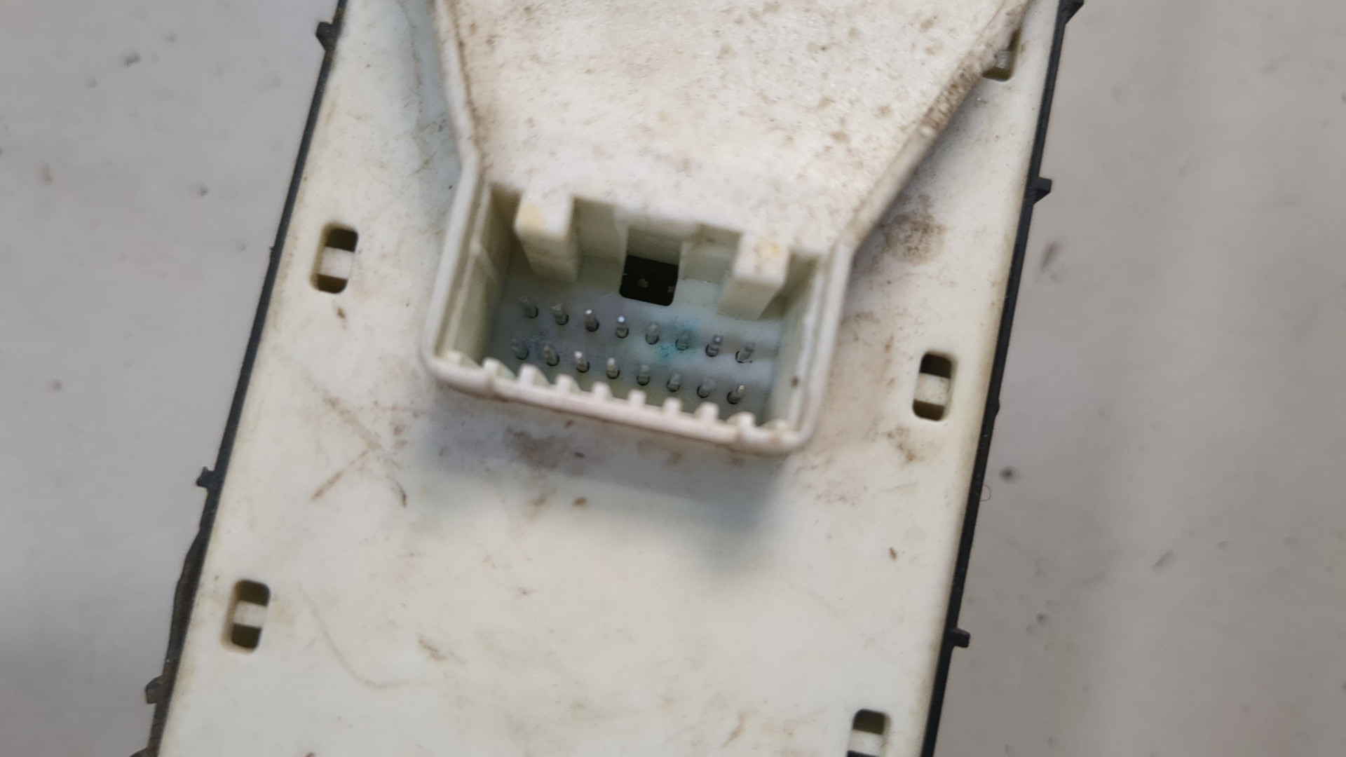 Кнопка стеклоподъемника