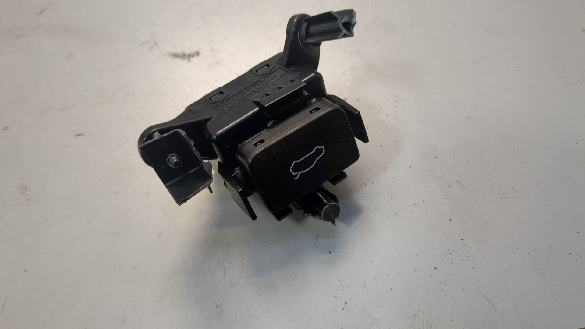 Кнопка открывания багажника