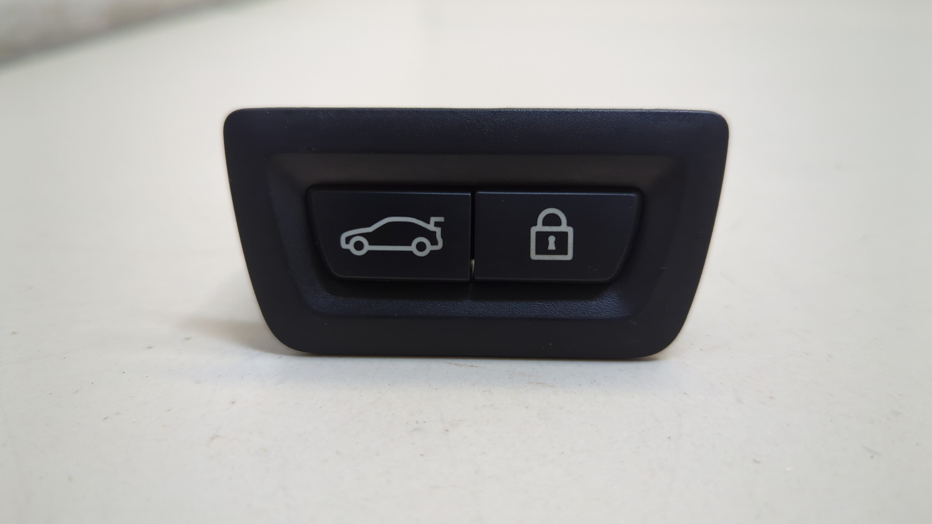 Кнопка открывания багажника