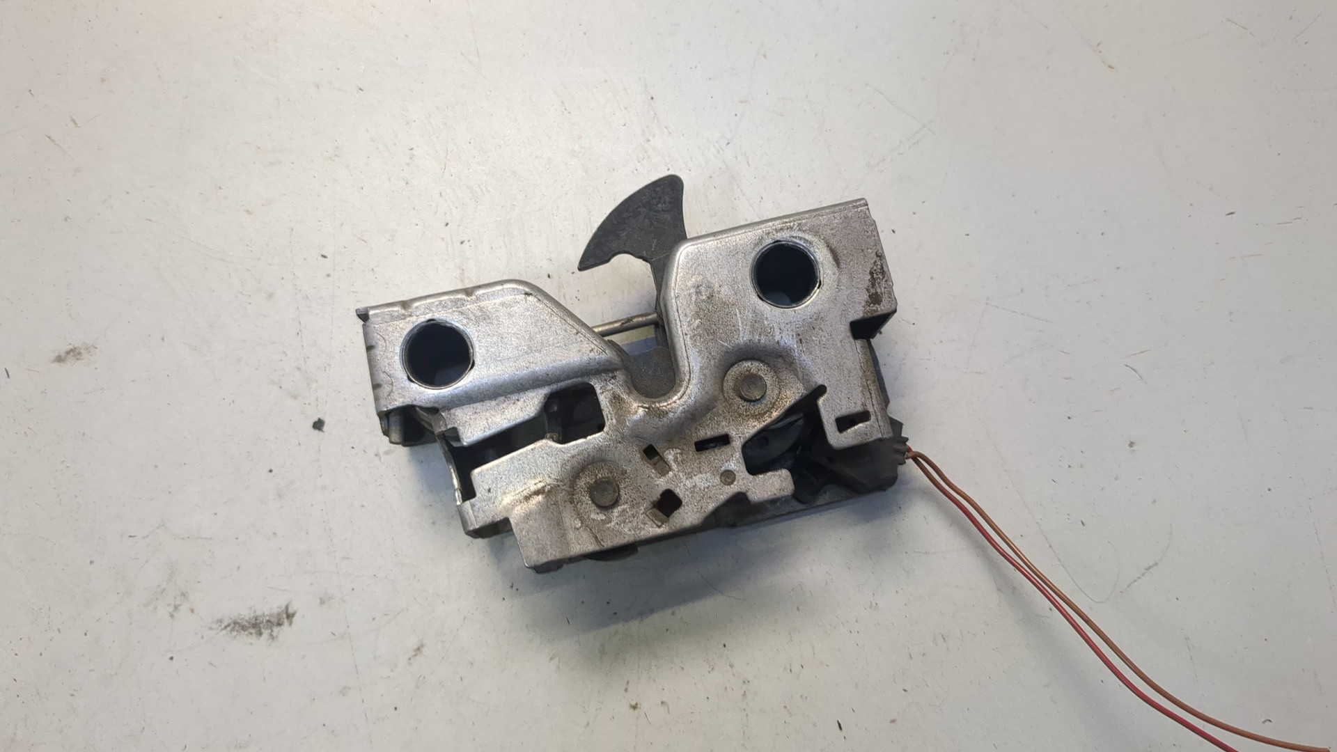 Замок капота