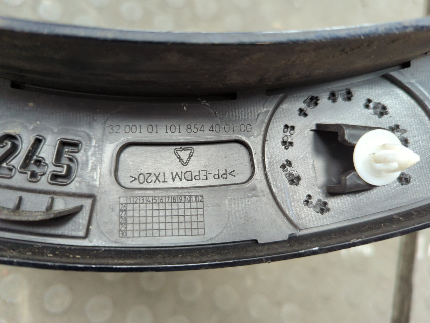 Молдинг заднего крыла правого