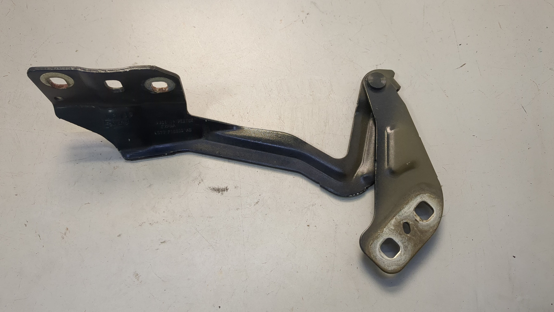 Петля капота правая