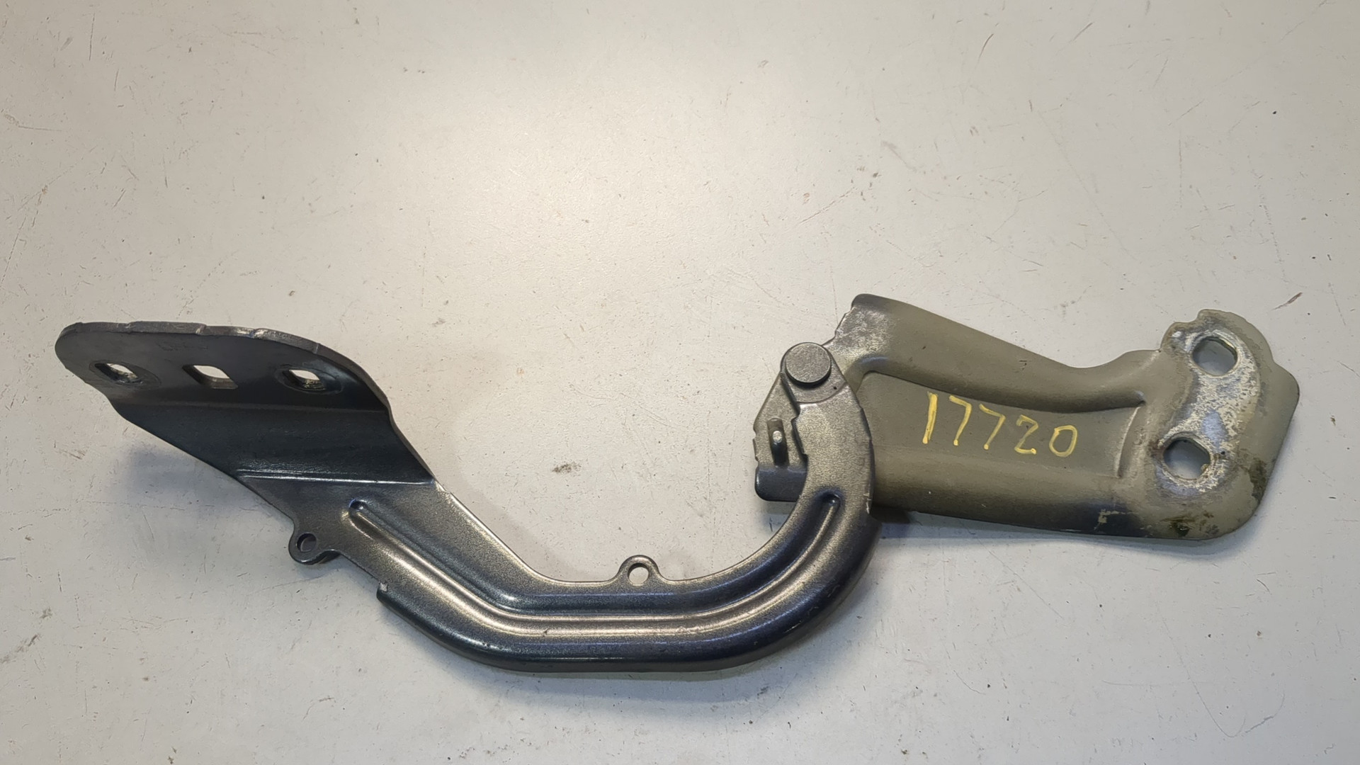 Петля капота правая