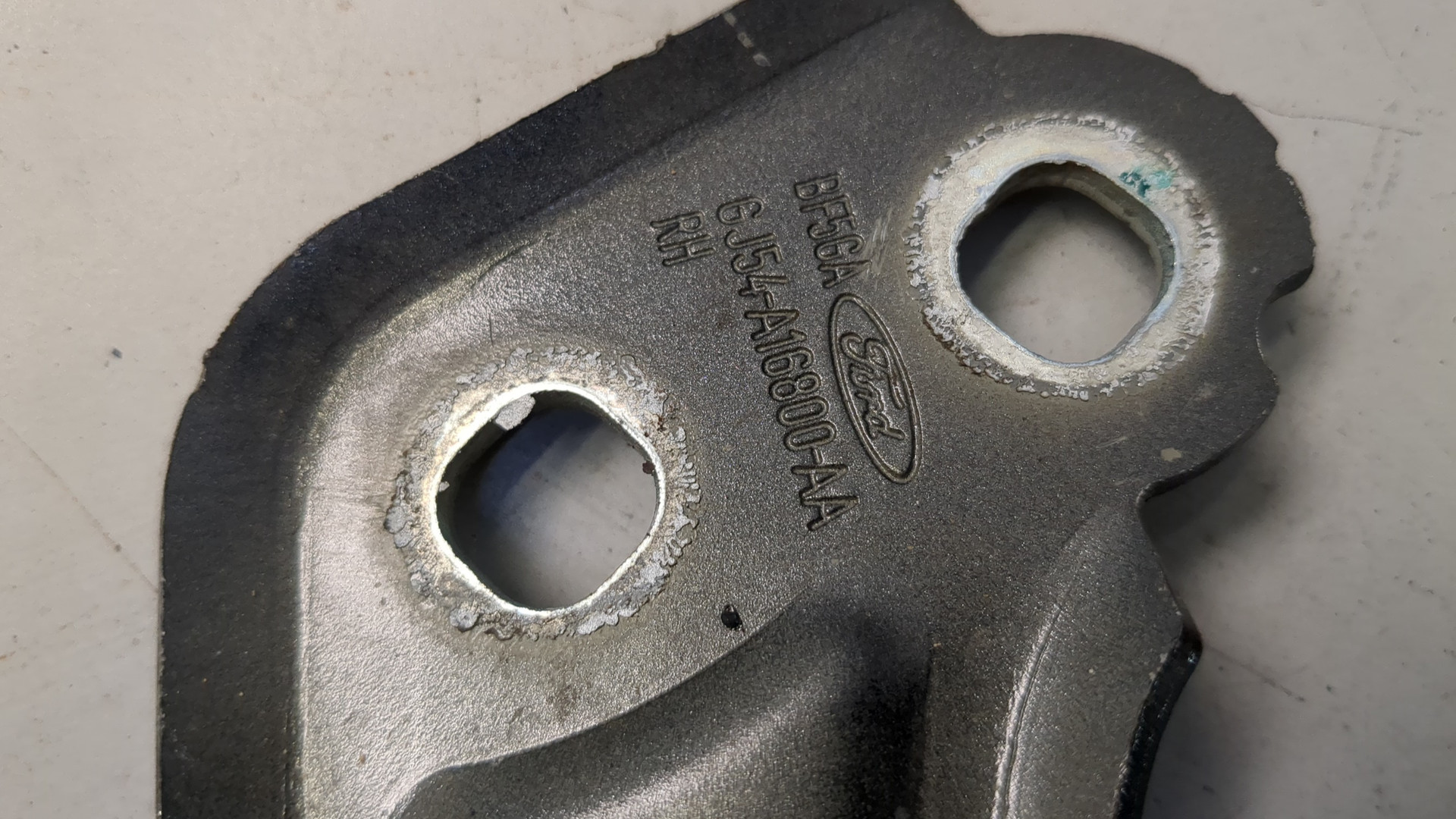 Петля капота правая