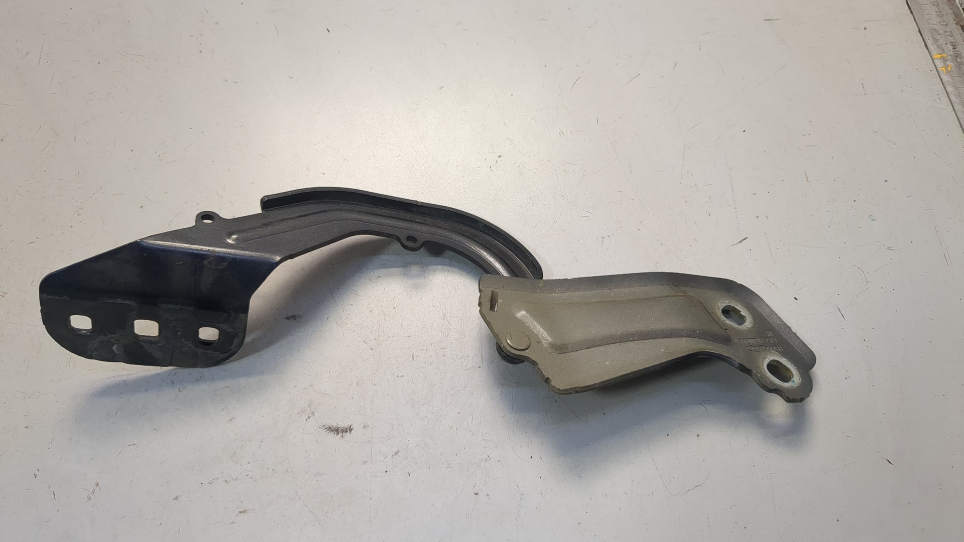 Петля капота правая