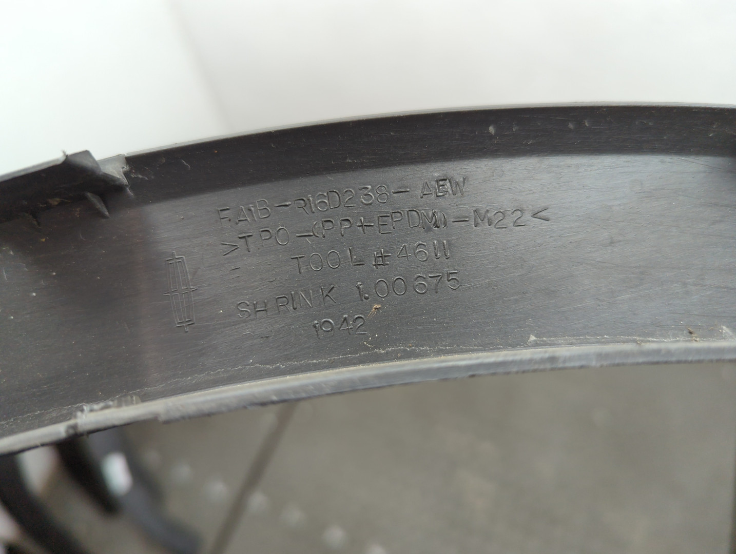 Накладка переднего крыла правого