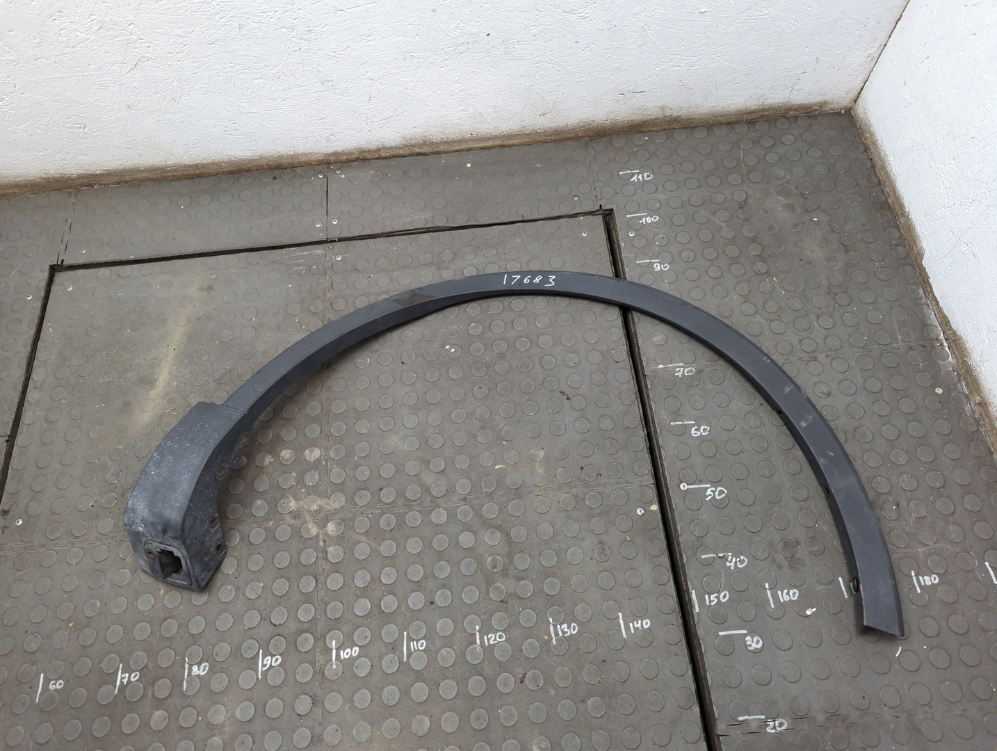 Накладка переднего крыла правого