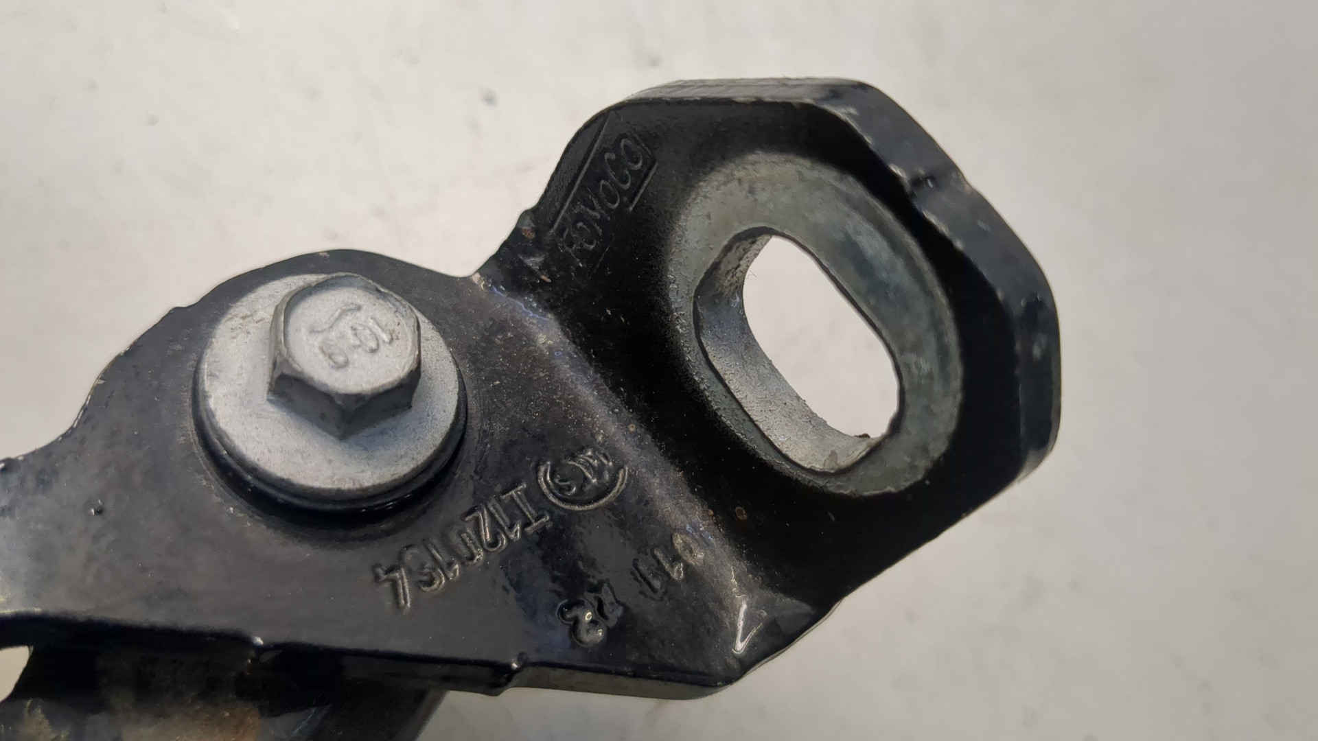 Петля двери