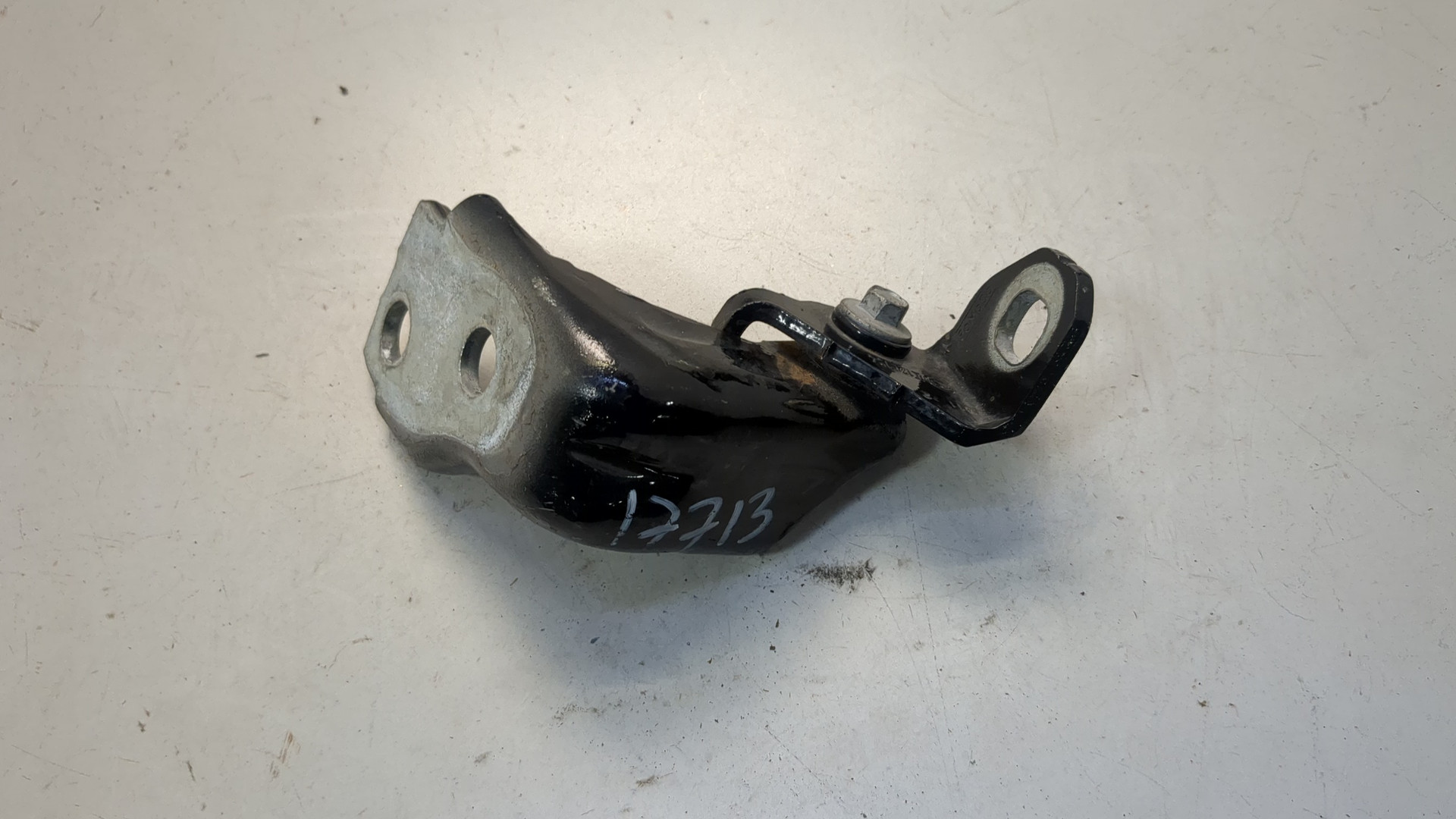 Петля двери