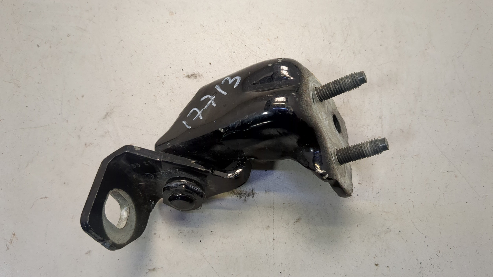 Петля двери