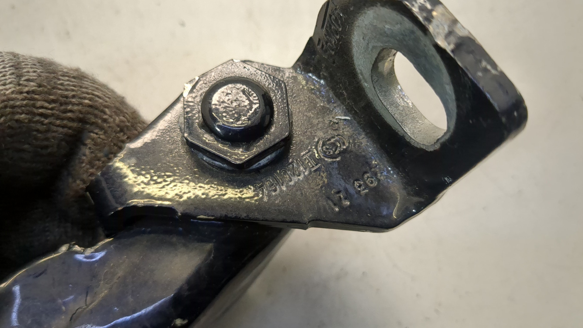 Петля двери