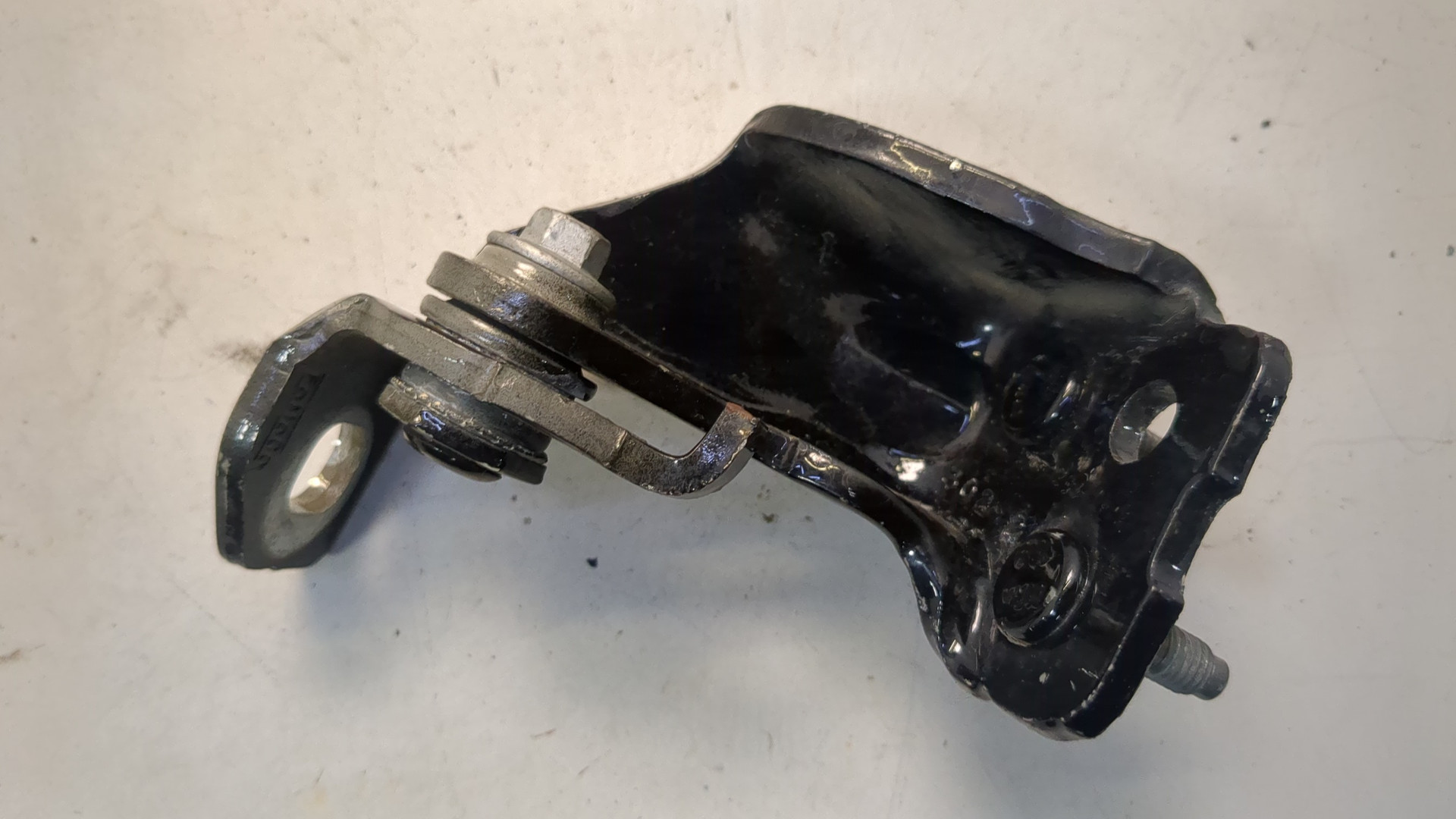 Петля двери