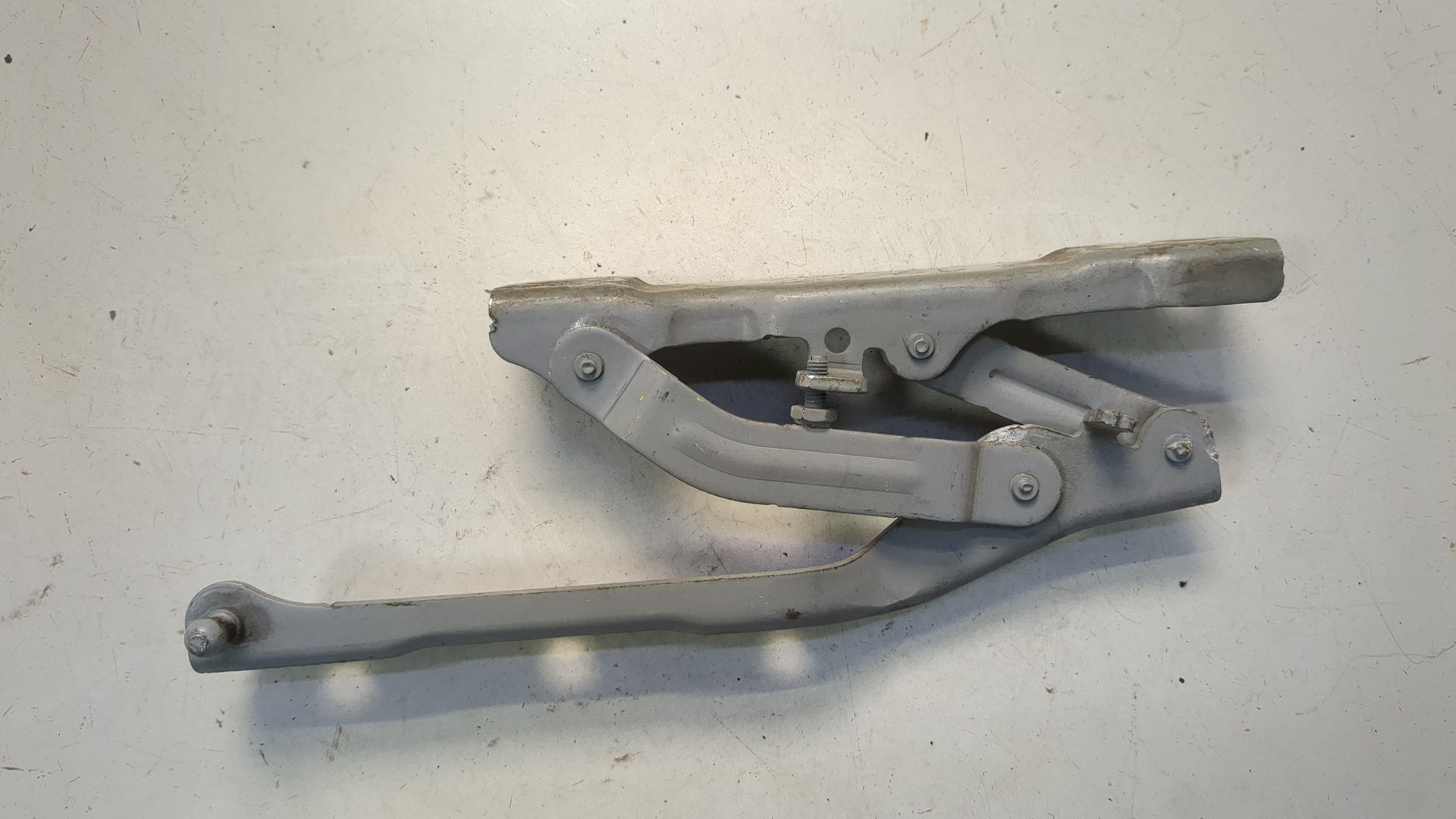 Петля капота правая