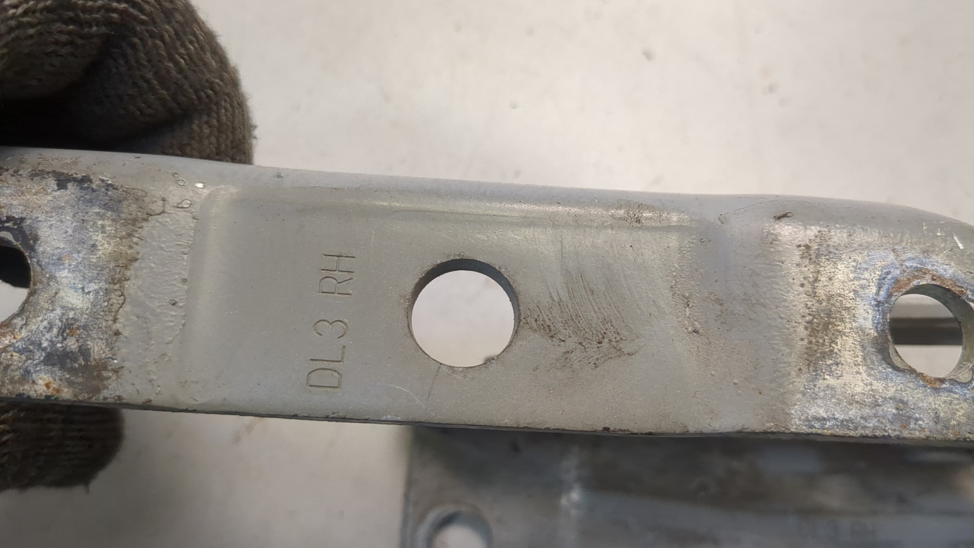 Петля капота правая