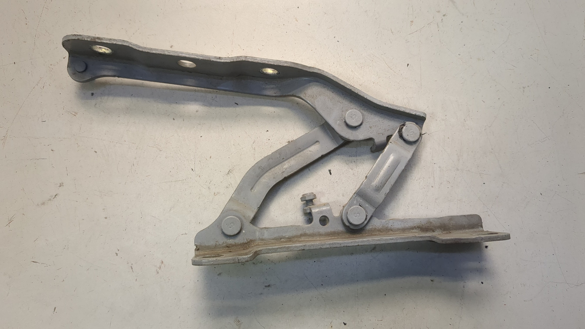 Петля капота правая