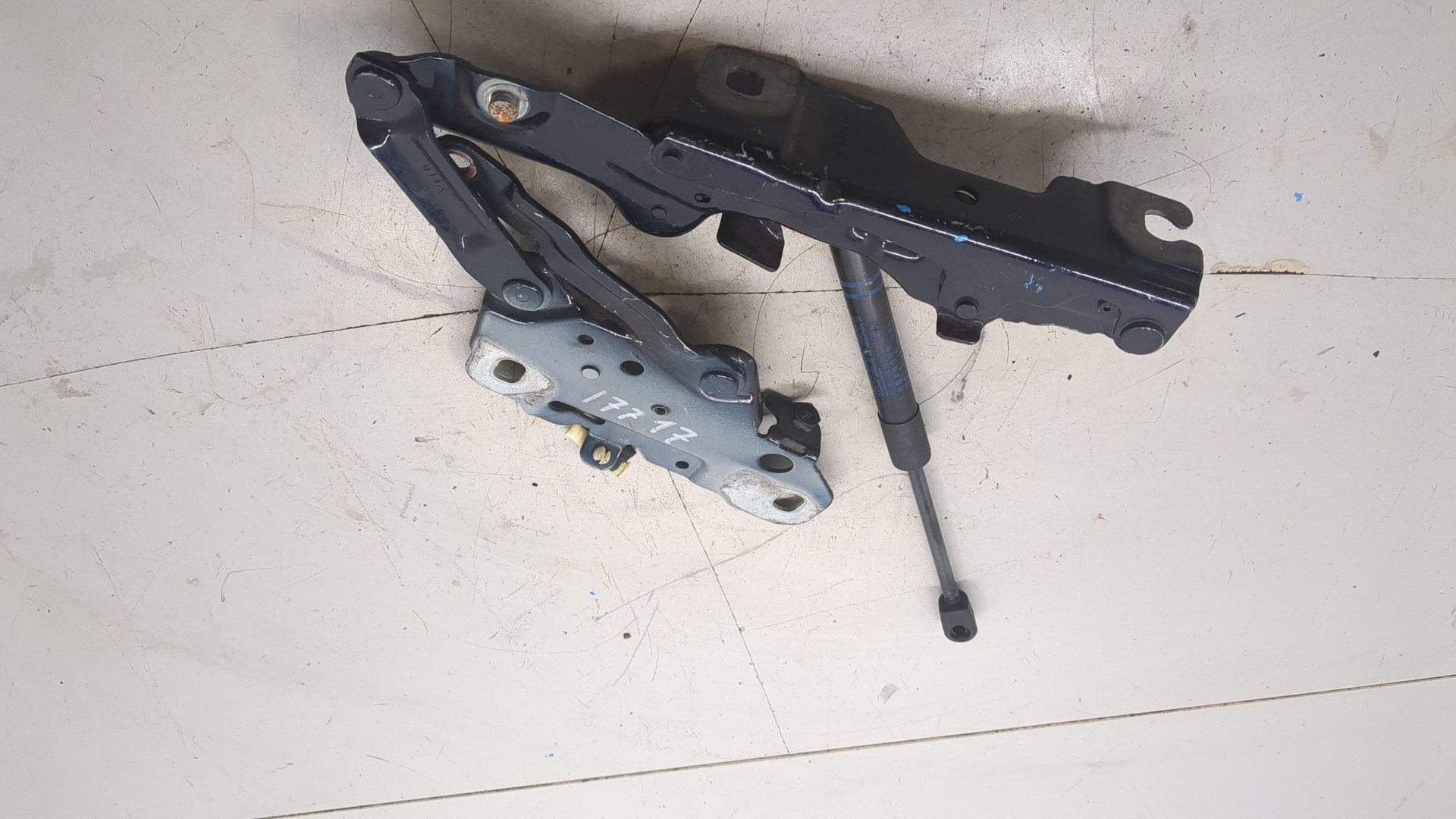 Петля капота правая