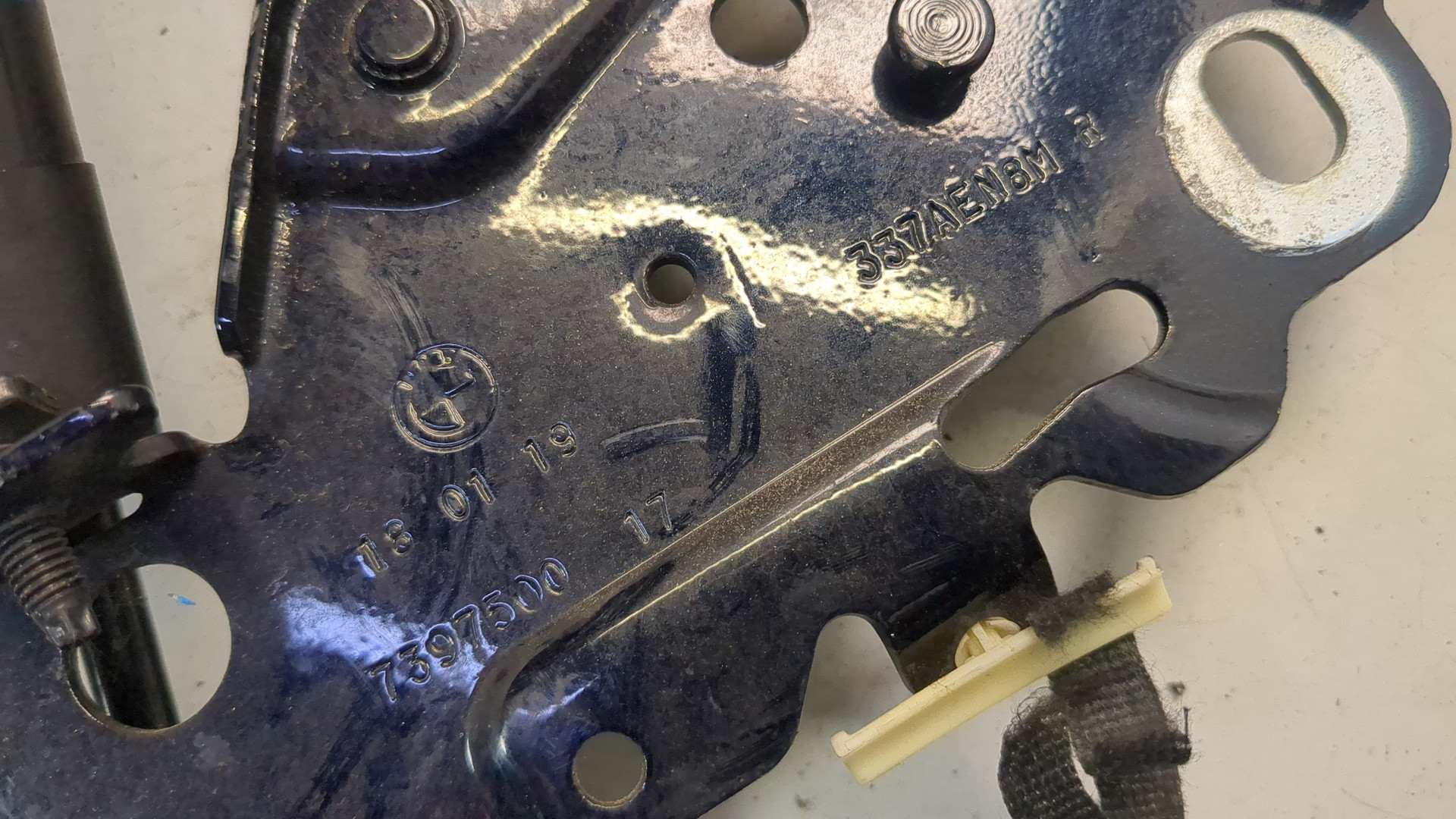 Петля капота правая