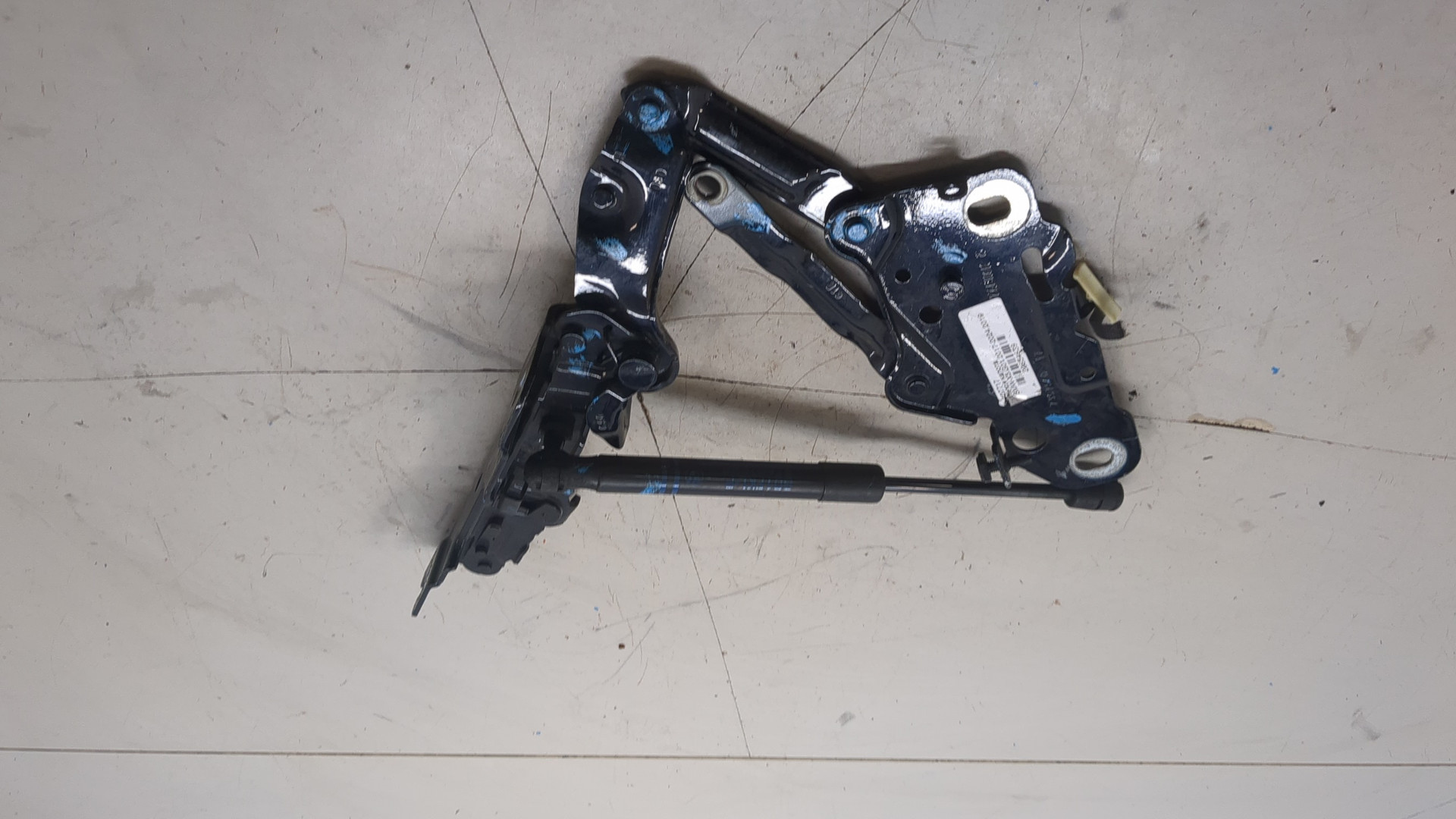 Петля капота правая