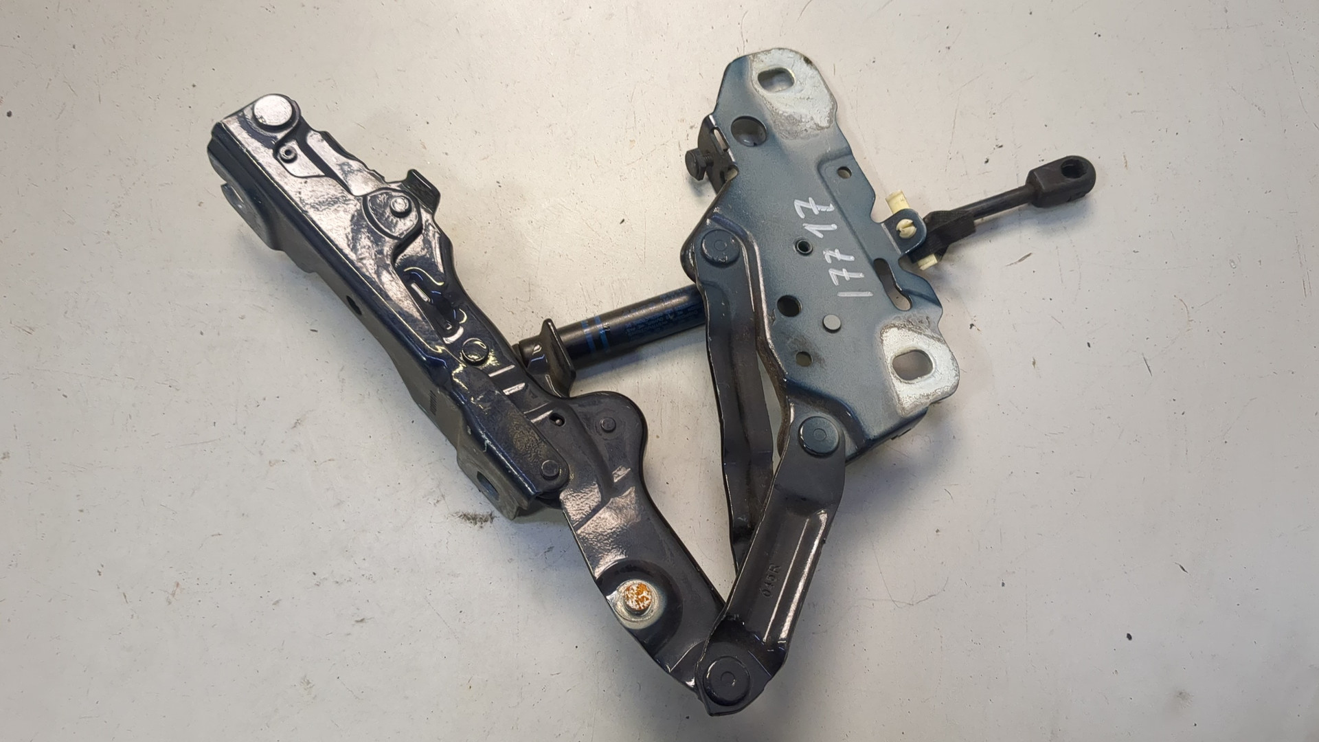 Петля капота правая