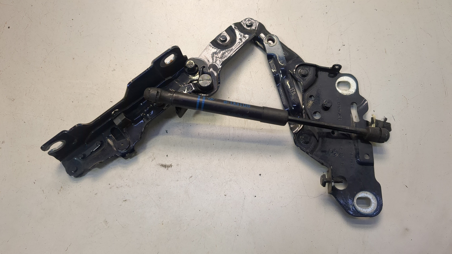 Петля капота правая