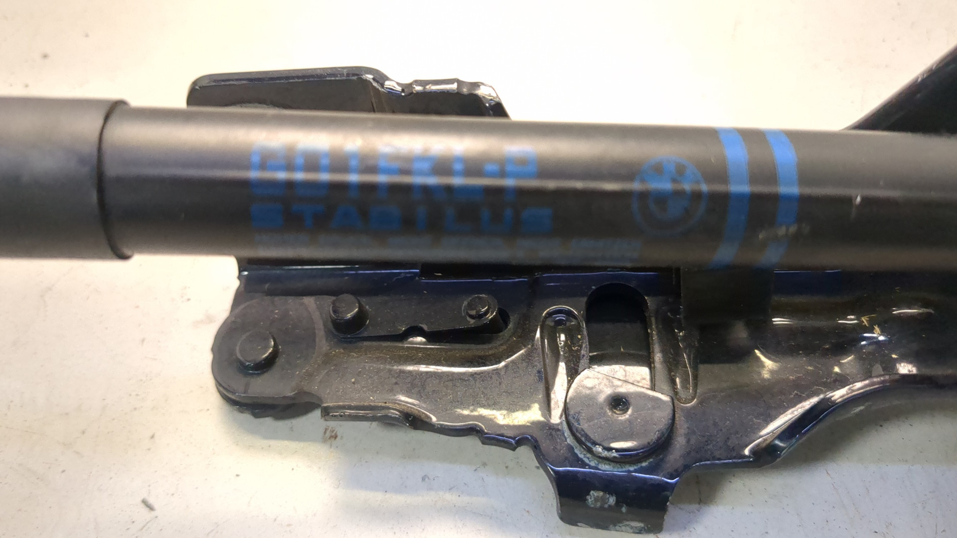 Петля капота правая