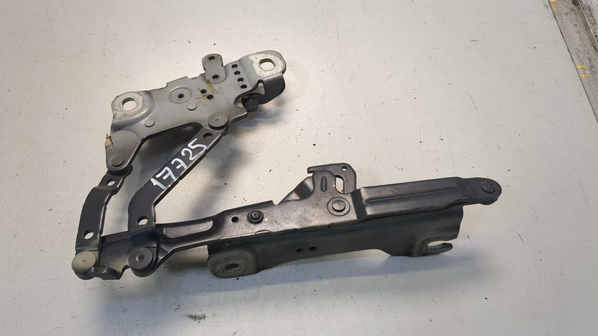 Петля капота левая