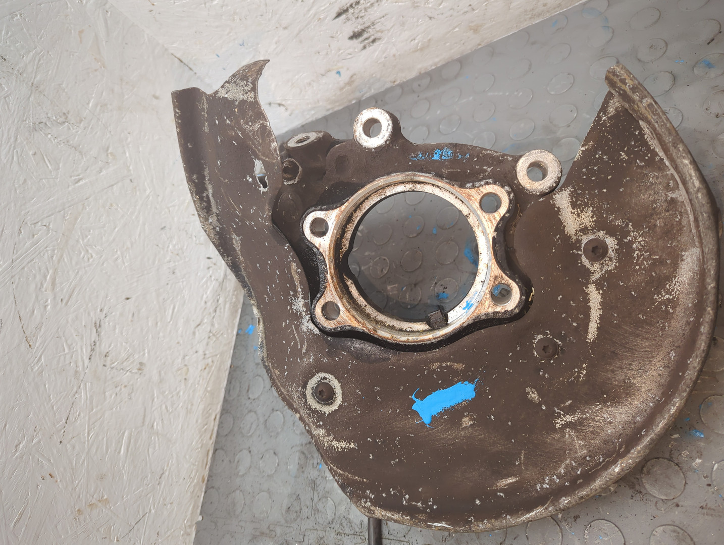 Кулак поворотный задний левый