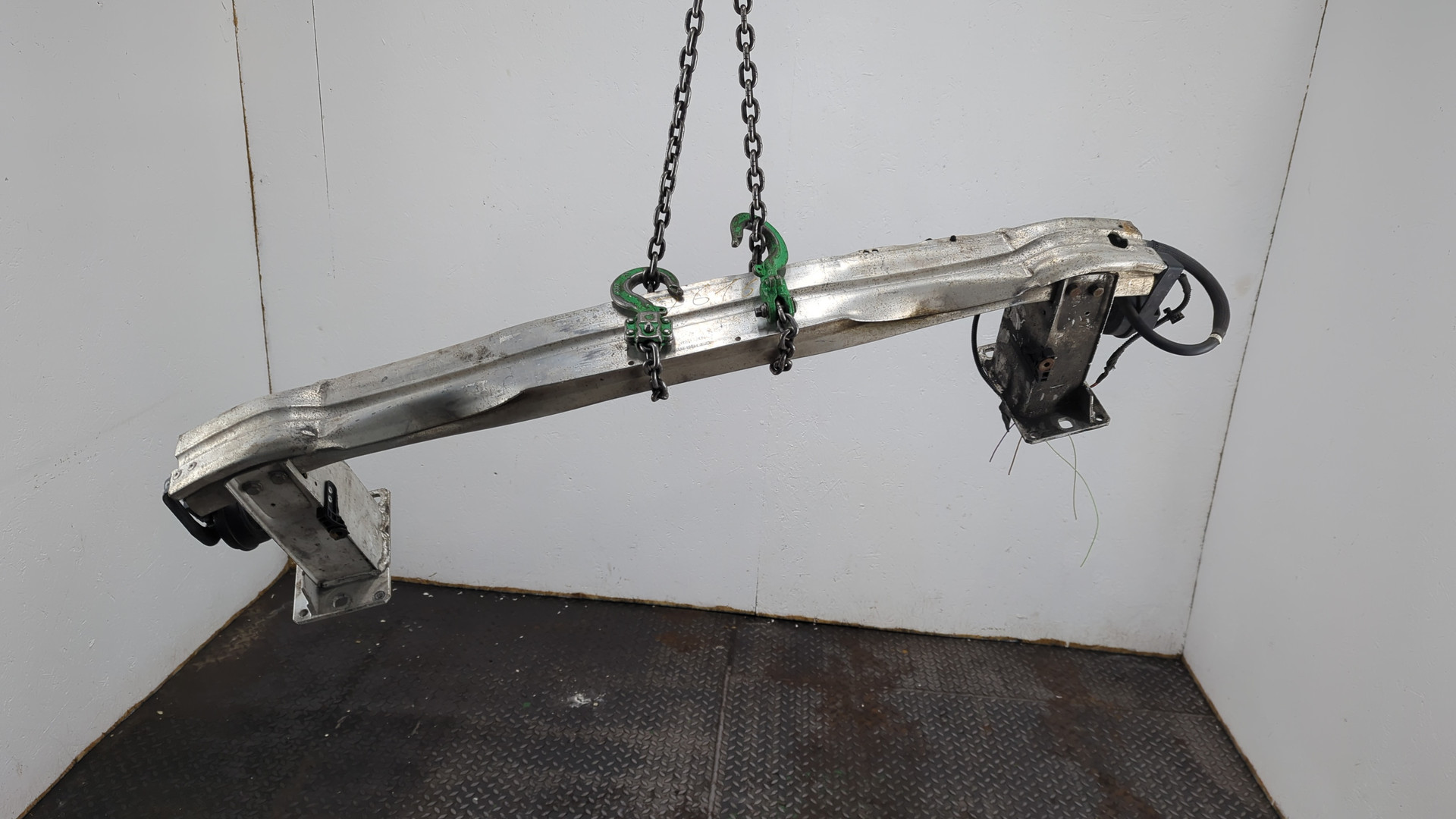 Усилитель переднего бампера