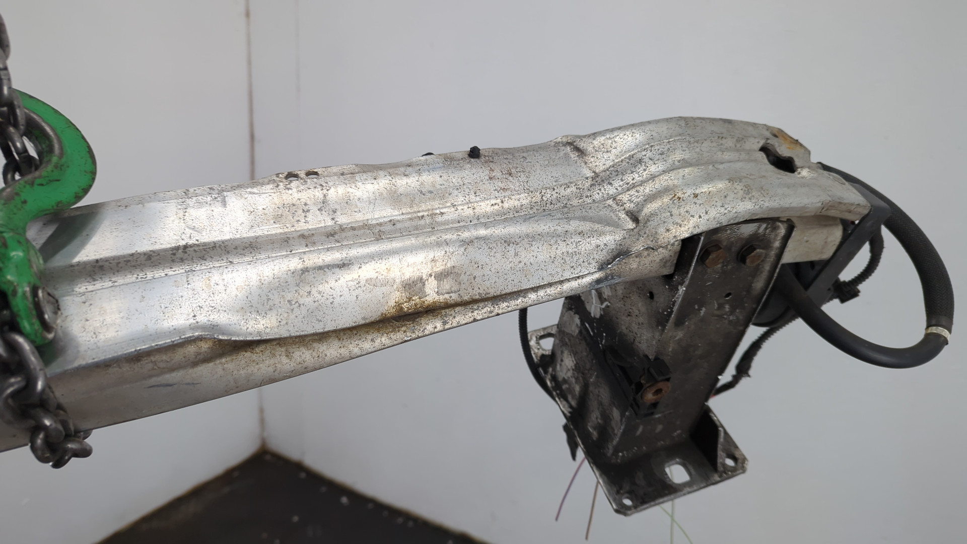 Усилитель переднего бампера