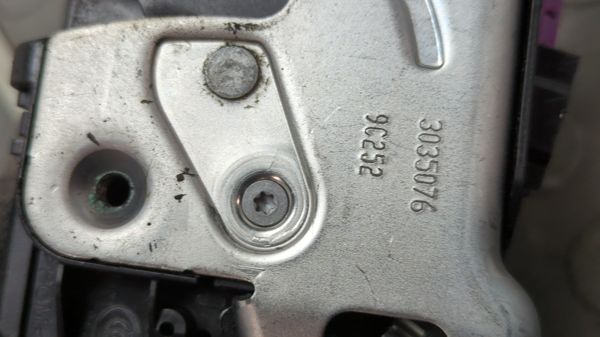 Замок двери передней правой