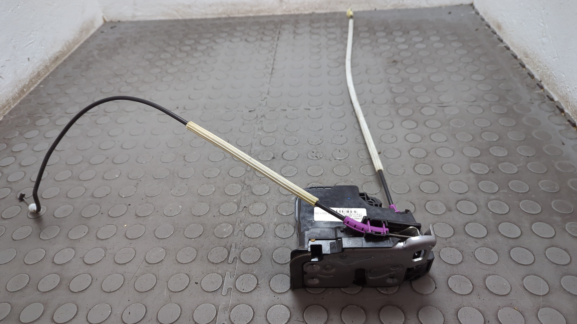 Замок двери передней правой