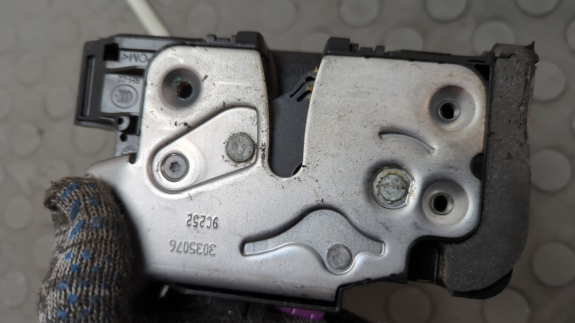 Замок двери передней правой