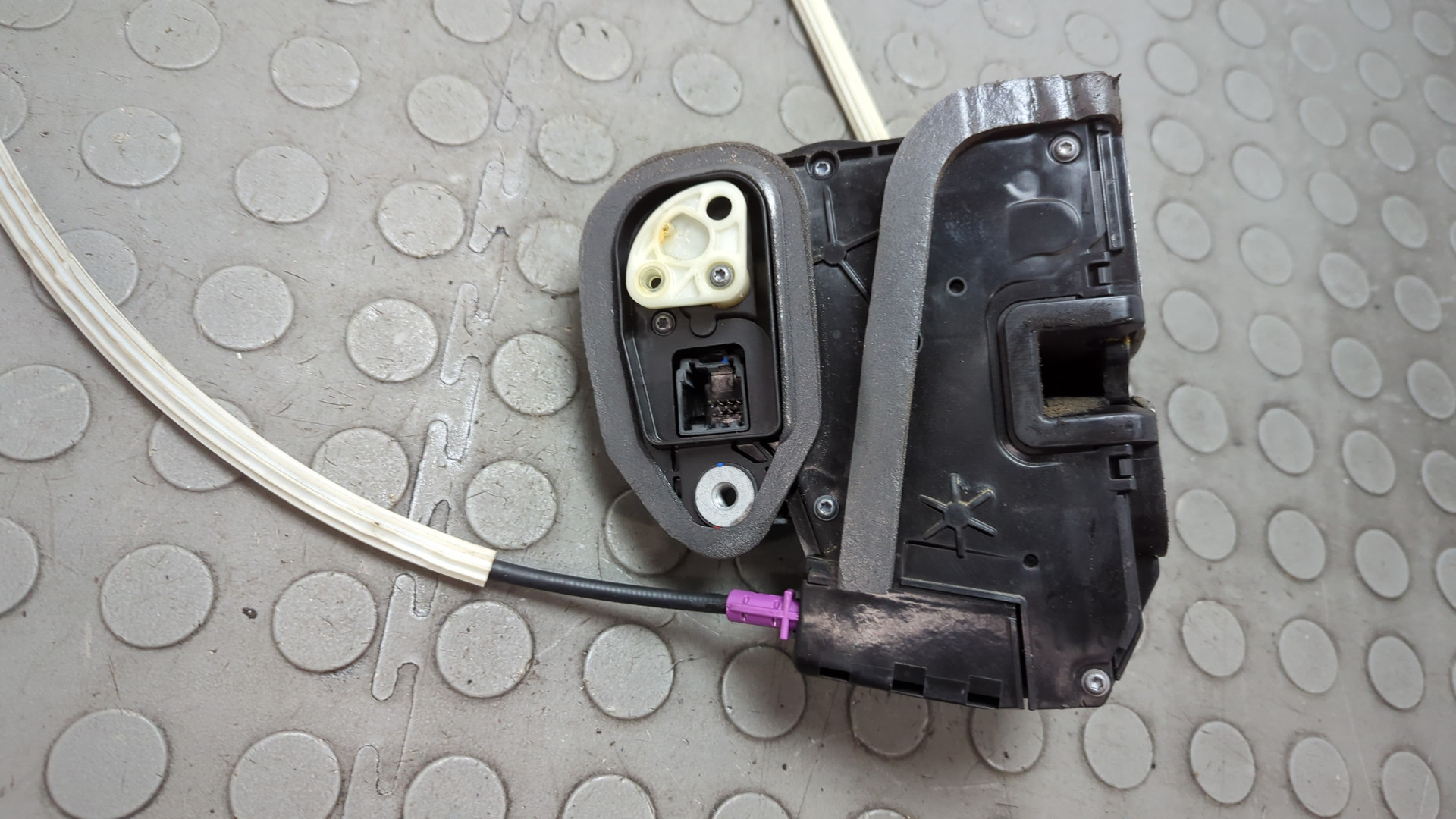 Замок двери передней правой