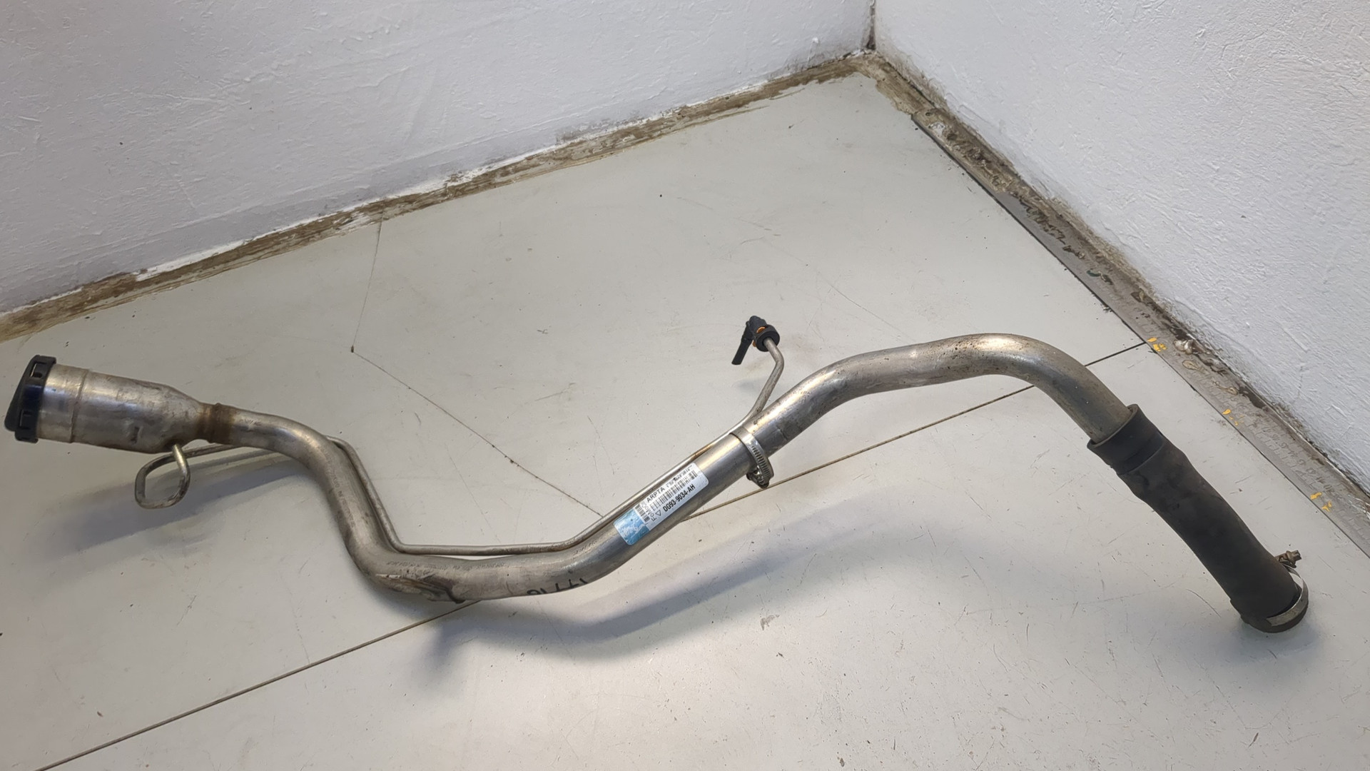 Горловина топливного бака