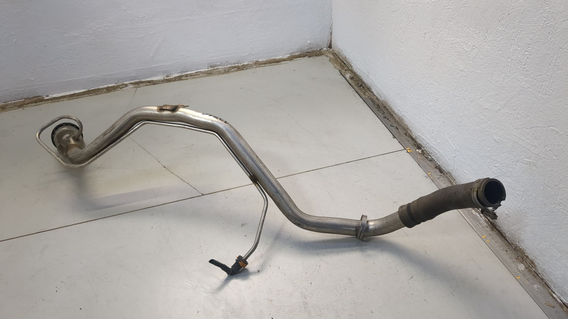 Горловина топливного бака