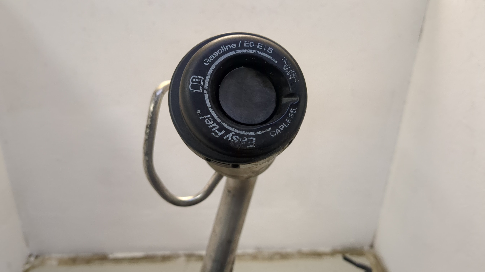 Горловина топливного бака