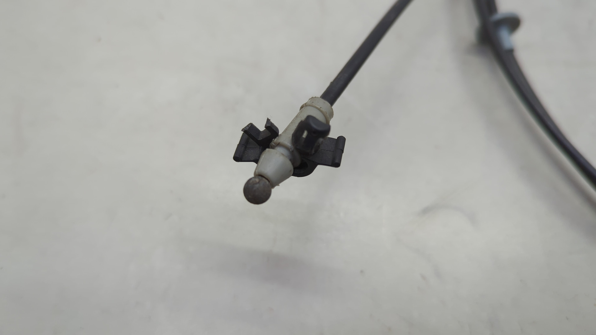 Трос открывания капота