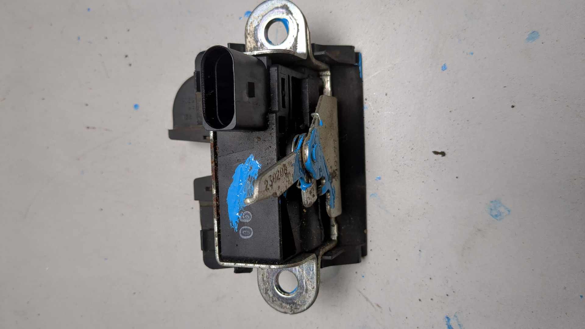 Замок багажника