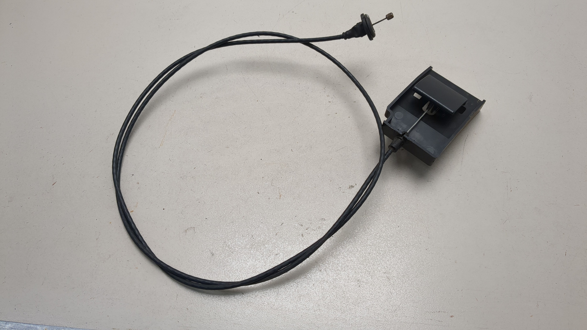 Трос открывания капота