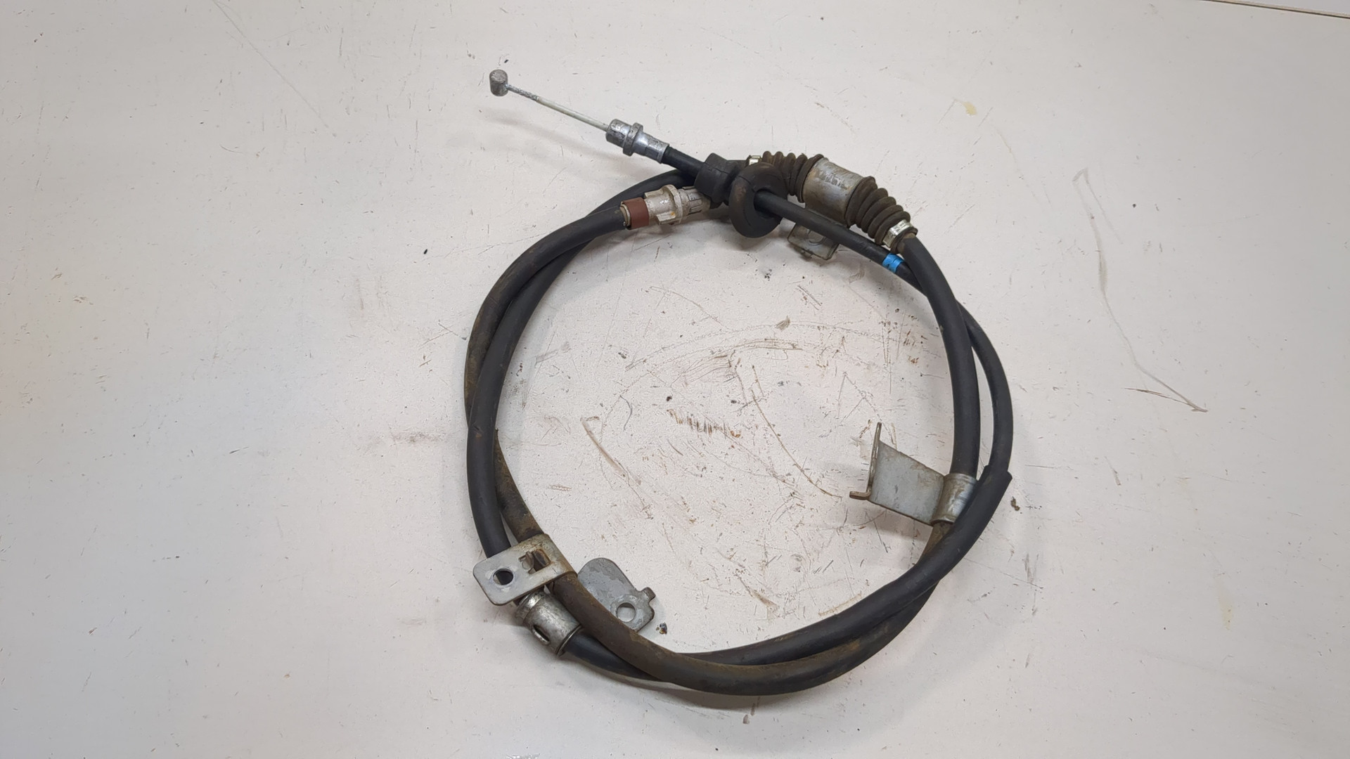 Трос стояночного тормоза