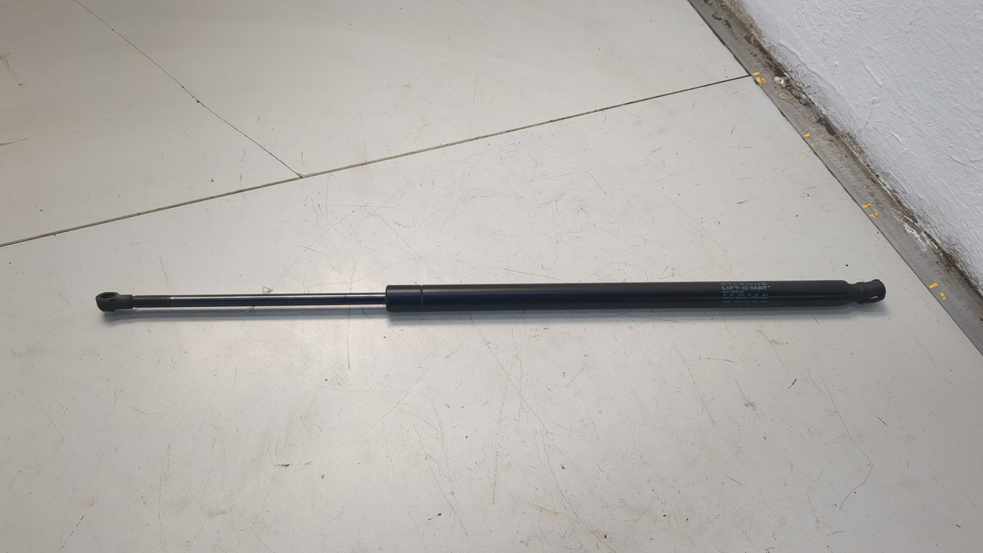 Амортизатор капота