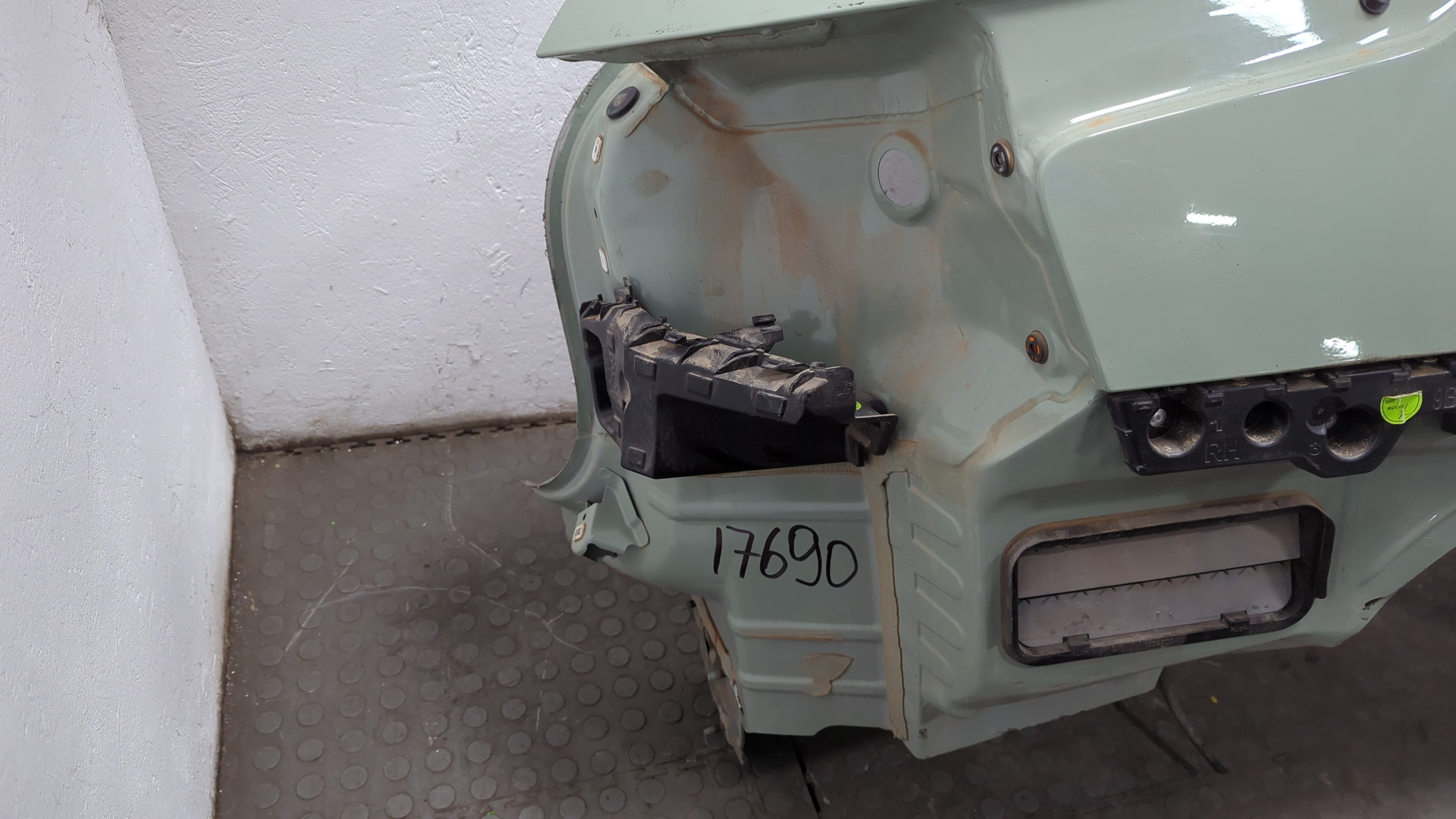 Кузовной элемент