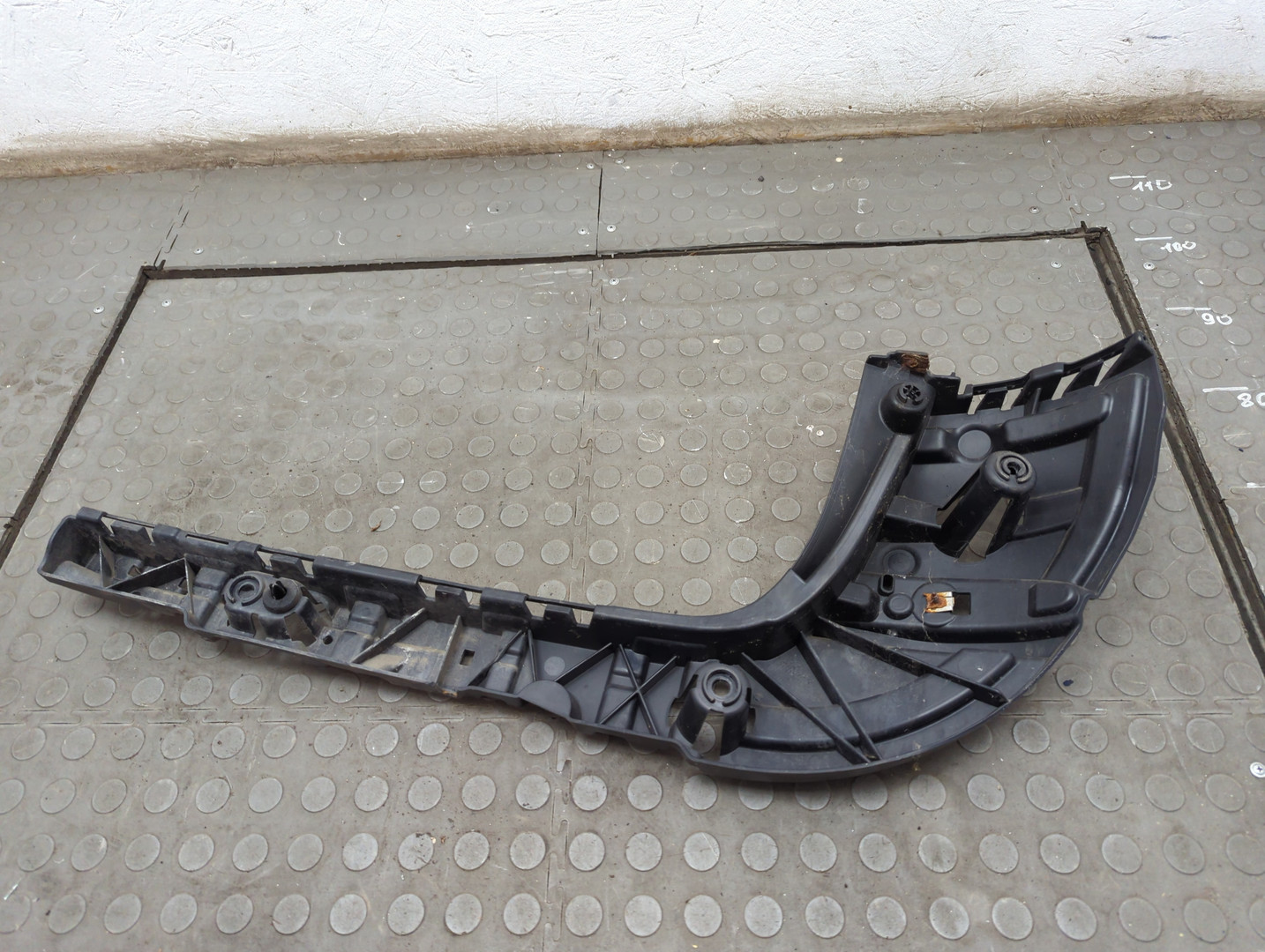 Кронштейн заднего бампера левый