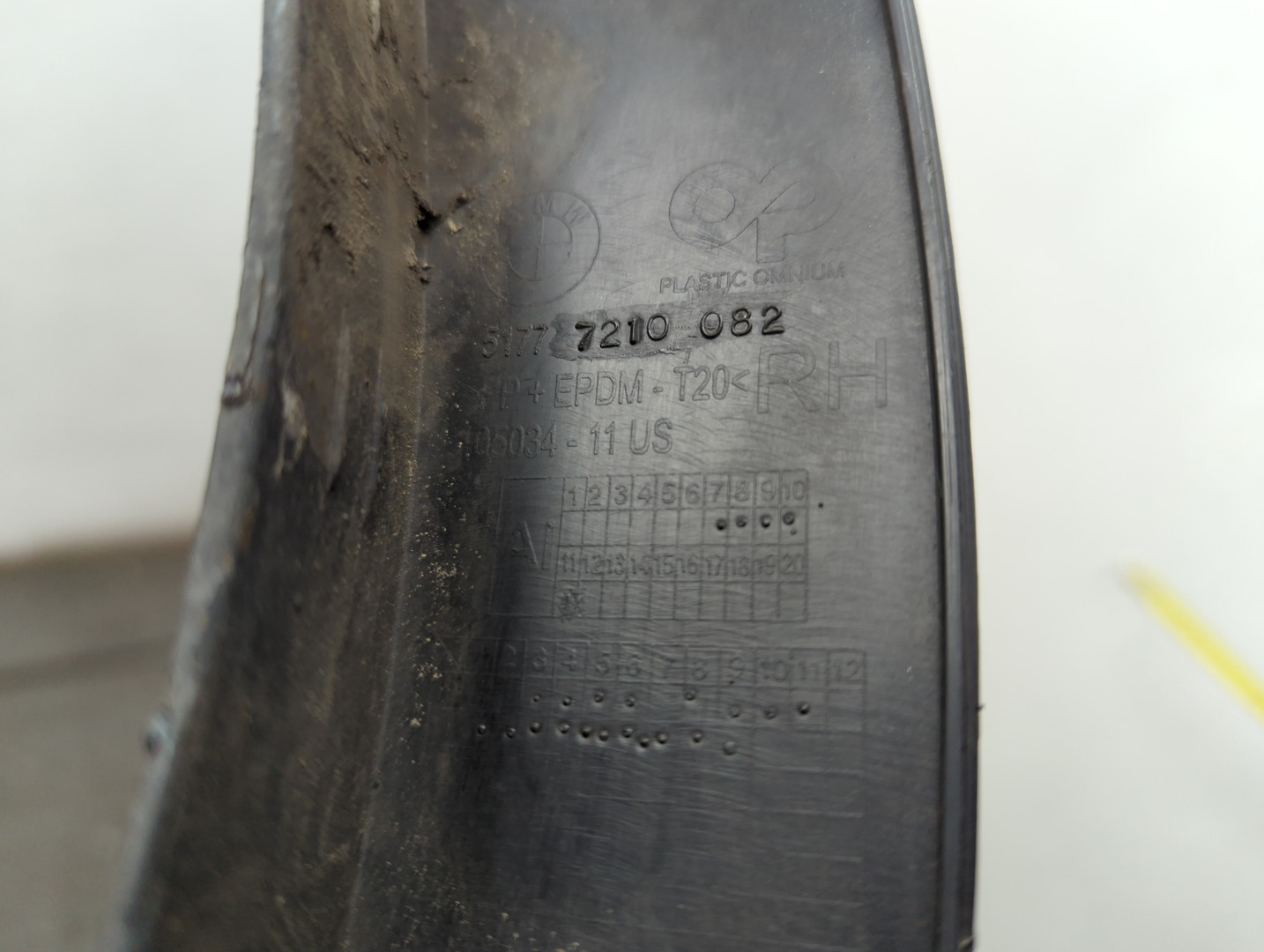 Накладка переднего крыла правого